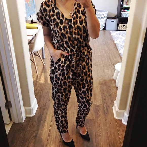 ✨HP✨Leopard print jumpsuit - Picture 5 of 5